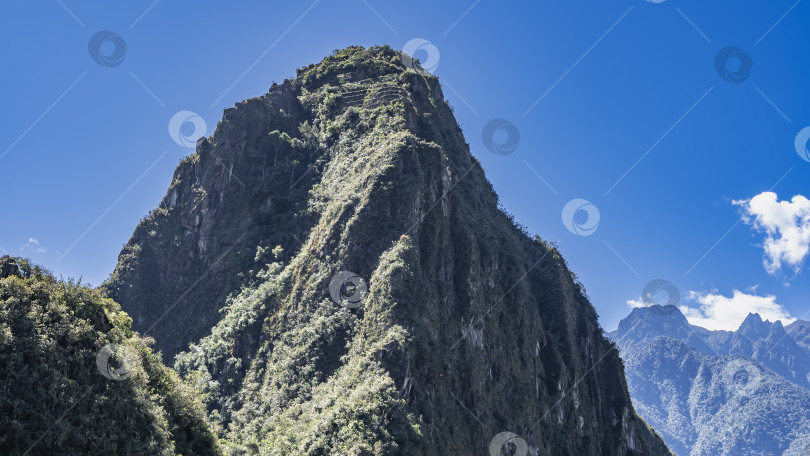 Скачать Величественный Уайна-Пикчу на фоне голубого неба и облаков. фотосток Ozero