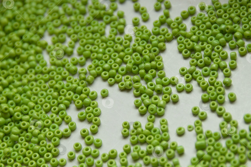 Скачать Фон из зеленых бусин крупным планом фотосток Ozero