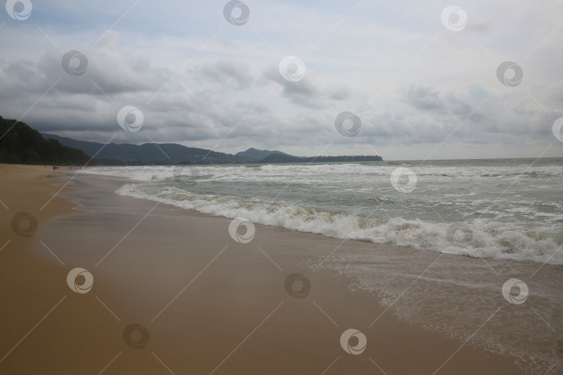 Скачать Пляж Банг Тао (Лаян) на побережье Андаманского моря острова Пхукет в Таиланде, октябрь 2025 года фотосток Ozero