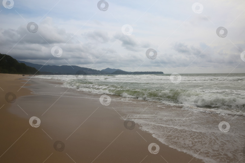 Скачать Пляж Банг Тао (Лаян) на побережье Андаманского моря острова Пхукет в Таиланде, октябрь 2025 года фотосток Ozero