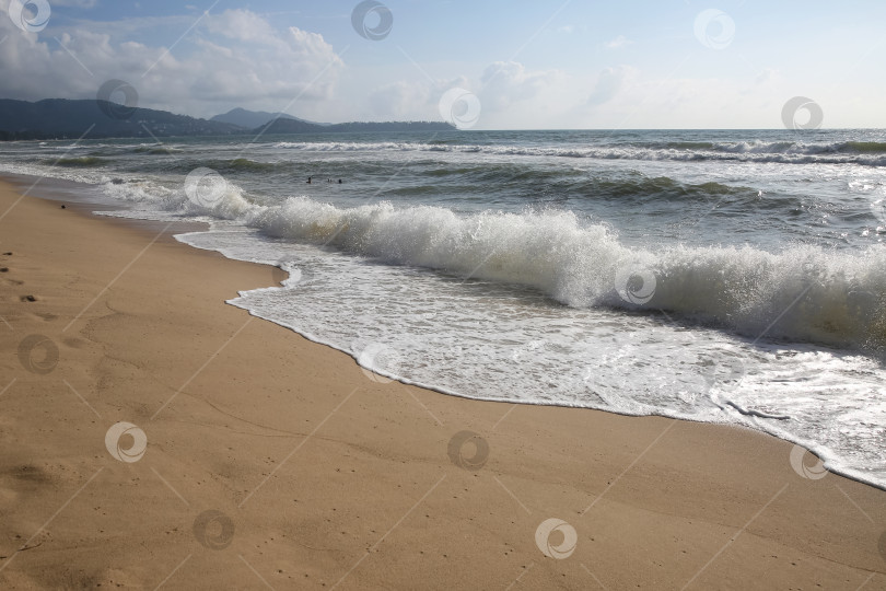 Скачать Пляж Банг Тао (Лаян) на побережье Андаманского моря острова Пхукет в Таиланде, октябрь 2025 года фотосток Ozero