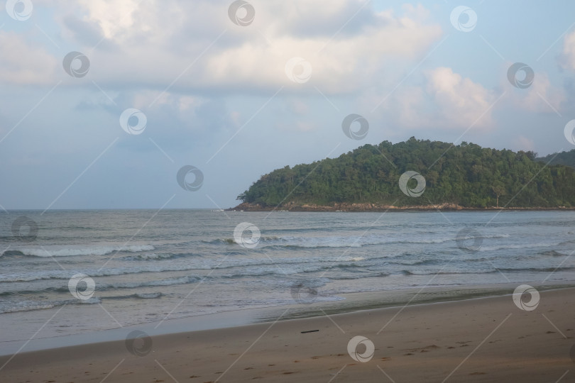 Скачать Пляж Банг Тао (Лаян) на побережье Андаманского моря острова Пхукет в Таиланде, октябрь 2025 года фотосток Ozero