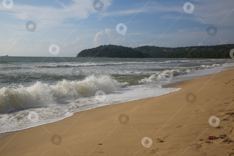 Скачать Пляж Банг Тао (Лаян) на побережье Андаманского моря острова Пхукет в Таиланде, октябрь 2025 года фотосток Ozero