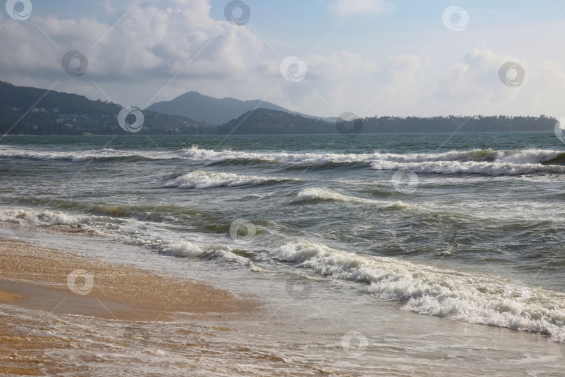 Скачать Пляж Банг Тао (Лаян) на побережье Андаманского моря острова Пхукет в Таиланде, октябрь 2025 года фотосток Ozero