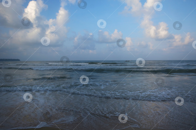 Скачать Пляж Банг Тао (Лаян) на побережье Андаманского моря острова Пхукет в Таиланде, октябрь 2025 года фотосток Ozero