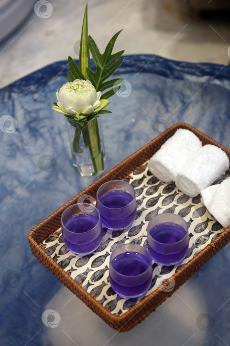 Скачать 4 чашки чая с цветочным горошком-бабочкой на подносе с полотенцами фотосток Ozero