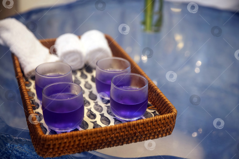 Скачать 4 чашки чая с цветочным горошком-бабочкой на подносе с полотенцами фотосток Ozero