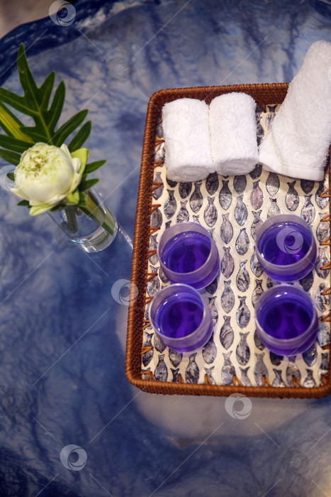 Скачать 4 чашки чая с цветочным горошком-бабочкой на подносе с полотенцами фотосток Ozero