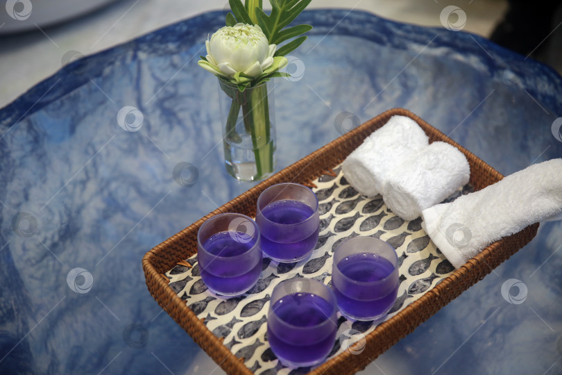 Скачать 4 чашки чая с цветочным горошком-бабочкой на подносе с полотенцами фотосток Ozero