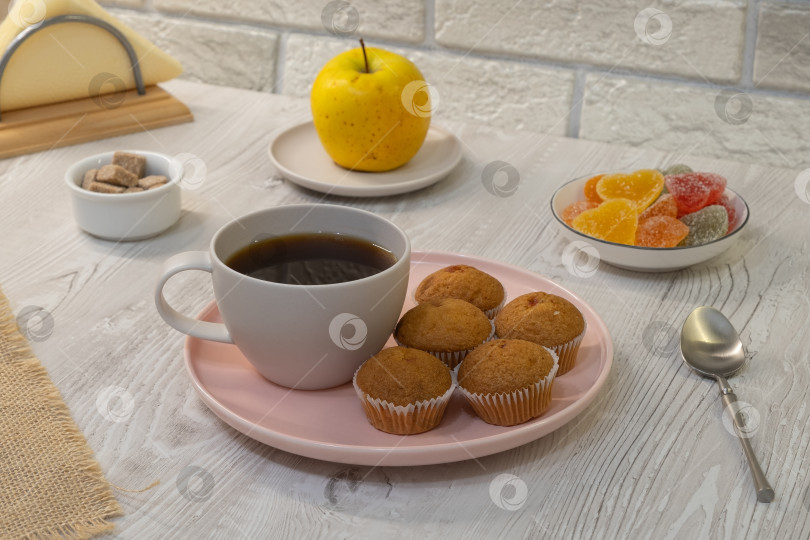 Скачать Кофе и закуски на столе с фруктами и сладостями во время утреннего или дневного перерыва фотосток Ozero
