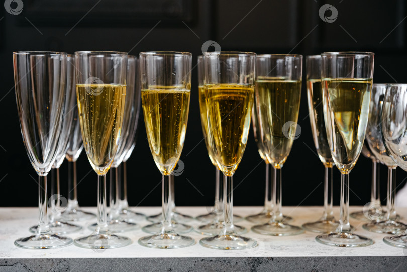 Скачать Тост за торжество: Бокалы с вином в ряд. фотосток Ozero