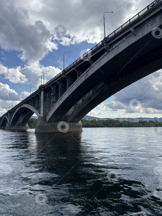 Скачать Коммунальный мост через Енисей в Красноярске на фоне красивого неба фотосток Ozero
