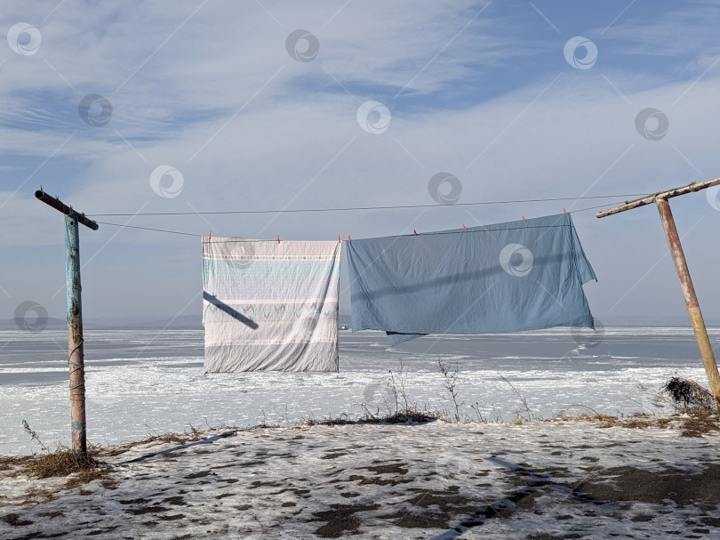 Скачать Простыни на перевороте над небом фотосток Ozero