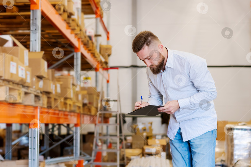 Скачать Менеджер склада пишет в буфере обмена, проводя инвентаризацию на складе фотосток Ozero