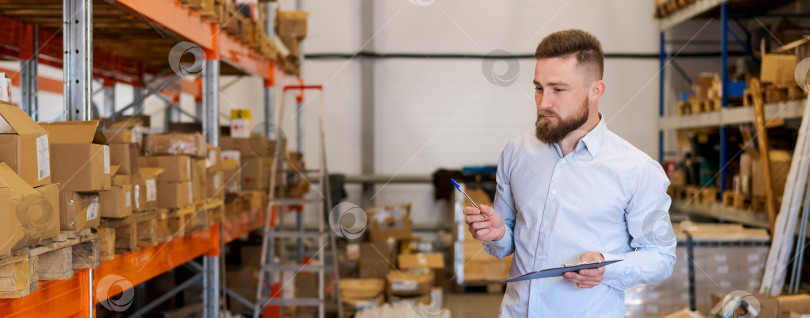 Скачать Начальник склада с буфером обмена, указывающим на запасы во время проверки запасов фотосток Ozero