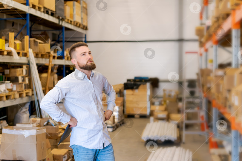 Скачать Менеджер склада, осуществляющий стратегический надзор за запасами в области логистики и управления запасами фотосток Ozero
