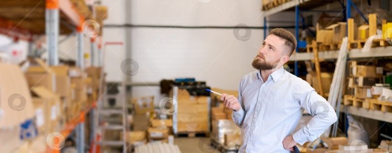 Скачать Вдумчивый менеджер склада, оценивающий стратегию инвентаризации запасов и оперативное планирование фотосток Ozero