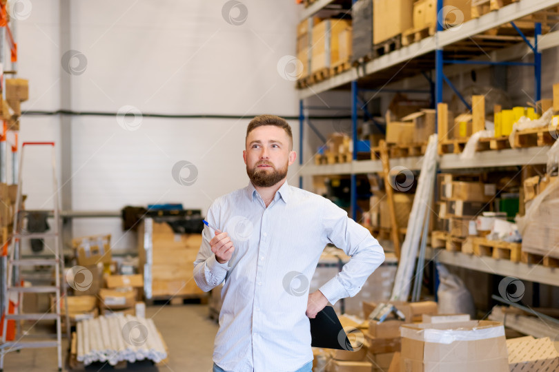 Скачать Задумчивый менеджер склада с ручкой и буфером обмена Планирует стратегию инвентаризации фотосток Ozero