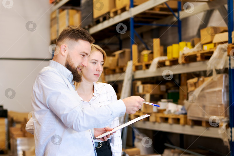 Скачать Команда склада Сотрудничает в области проверки запасов, управления логистикой и командной работы фотосток Ozero