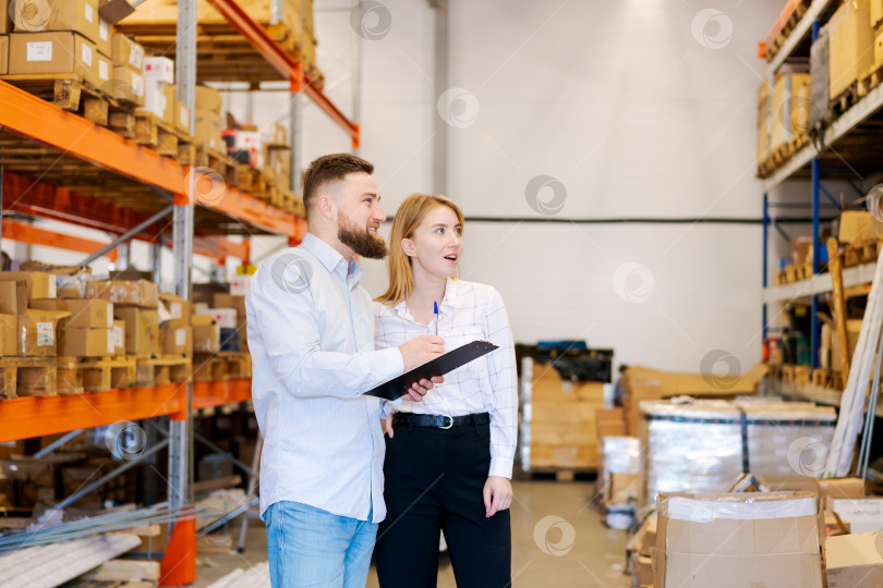 Скачать Команда менеджеров склада обсуждает складские запасы в Распределительном центре фотосток Ozero