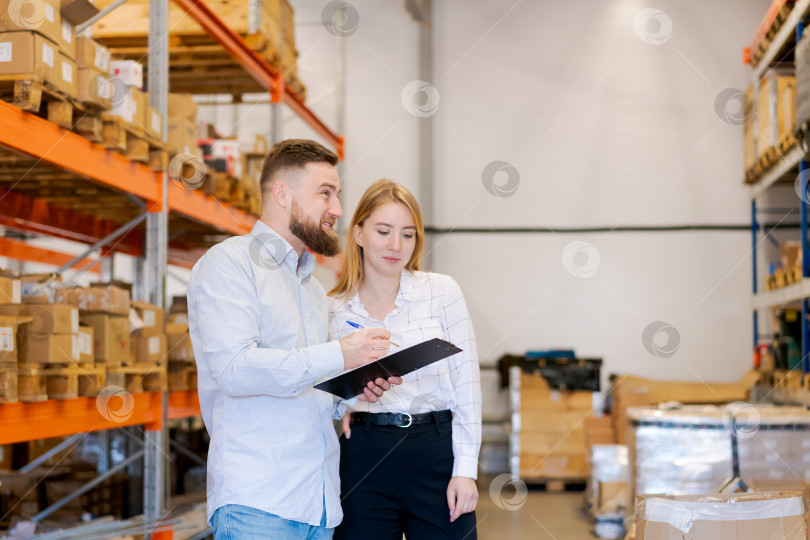 Скачать Менеджеры складов совместно проверяют запасы, работая в команде в области логистики и цепочки поставок фотосток Ozero