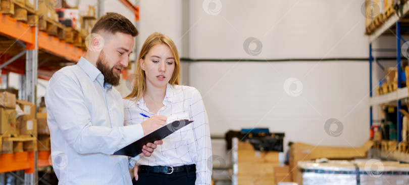 Скачать Команда склада обсуждает сотрудничество в области логистики и управления запасами фотосток Ozero