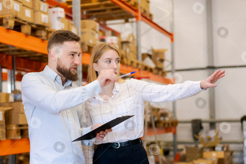 Скачать Менеджеры склада обсуждают логистику и указывают на запасы на складе фотосток Ozero