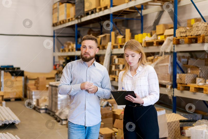 Скачать Команда склада проводит инвентаризацию с помощью буфера обмена в распределительном центре фотосток Ozero