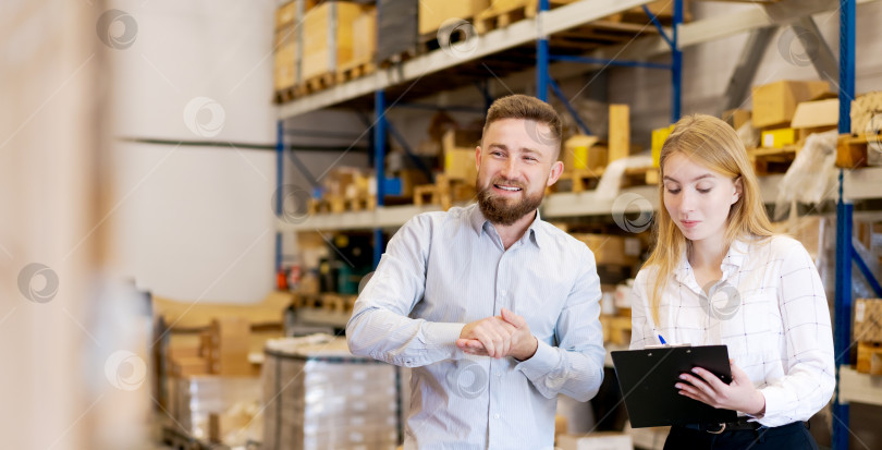 Скачать Коллеги со склада знакомятся с запасами и операциями в современном логистическом центре фотосток Ozero
