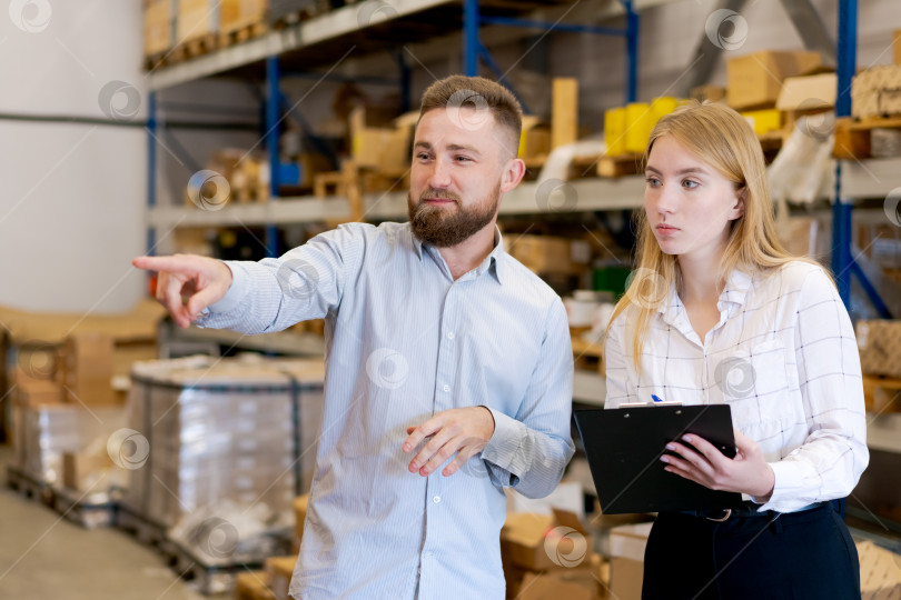 Скачать Менеджеры склада указывают на запасы и держат буфер обмена на складе фотосток Ozero