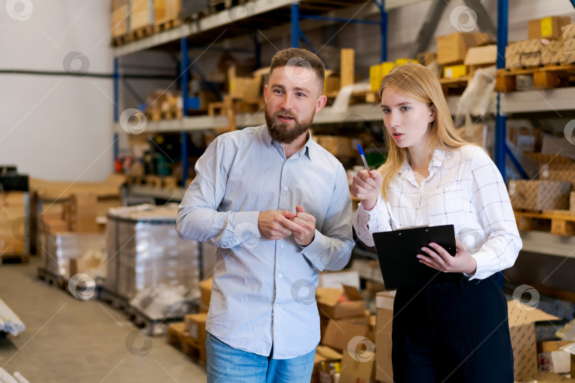 Скачать Команда склада обсуждает операции Управление логистикой и профессиональное сотрудничество фотосток Ozero