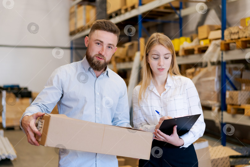 Скачать Менеджеры по логистике Проверяют товар и заполняют документы для отправки на склад фотосток Ozero