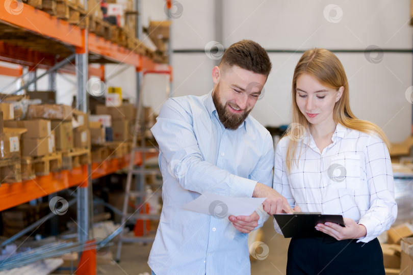 Скачать Менеджеры склада обсуждают отгрузочные документы во время проверки запасов фотосток Ozero