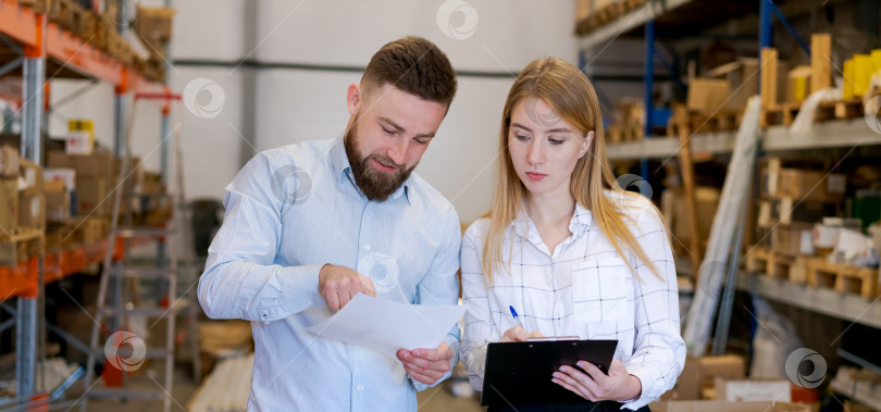 Скачать Менеджеры по логистике просматривают товарную накладную и документы на складе фотосток Ozero