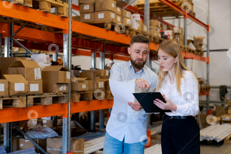 Скачать Руководители склада обсуждают манифесты и инвентарные записи на складе фотосток Ozero