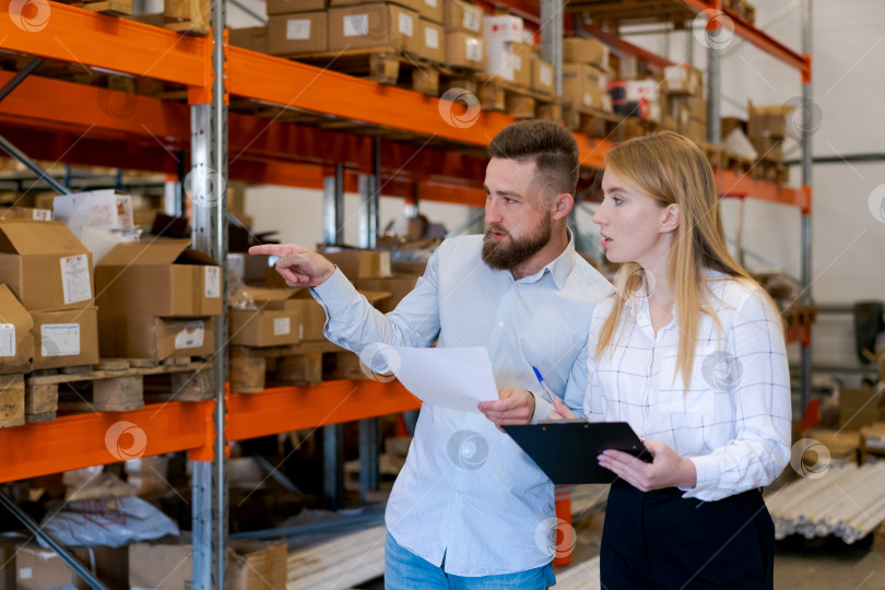 Скачать Менеджеры склада проверяют запасы и логистическую документацию на складе фотосток Ozero