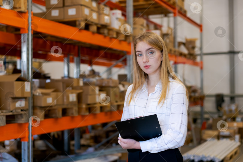 Скачать Уверенная в себе Женщина-менеджер склада с планшетом обмена в Распределительном центре фотосток Ozero