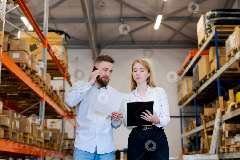 Скачать Супервайзеры склада, управляющие логистикой с помощью телефонных звонков и инвентаризационных документов фотосток Ozero