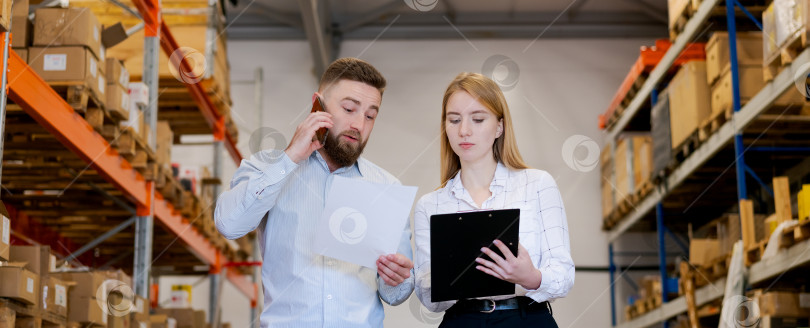 Скачать Менеджеры склада Координируют отгрузку и проверку документов на складе фотосток Ozero