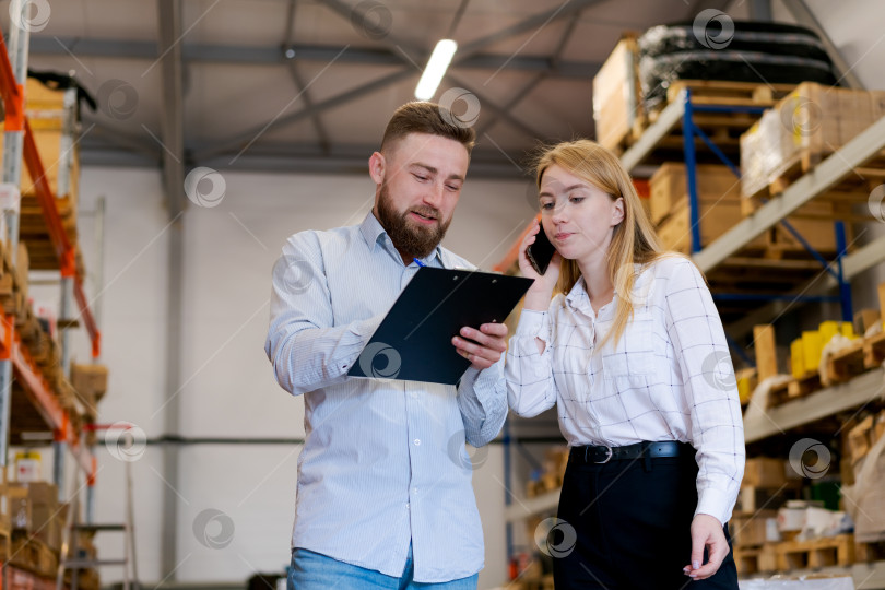 Скачать Контролеры склада обсуждают детали заказа по телефону и проверяют буфер обмена фотосток Ozero