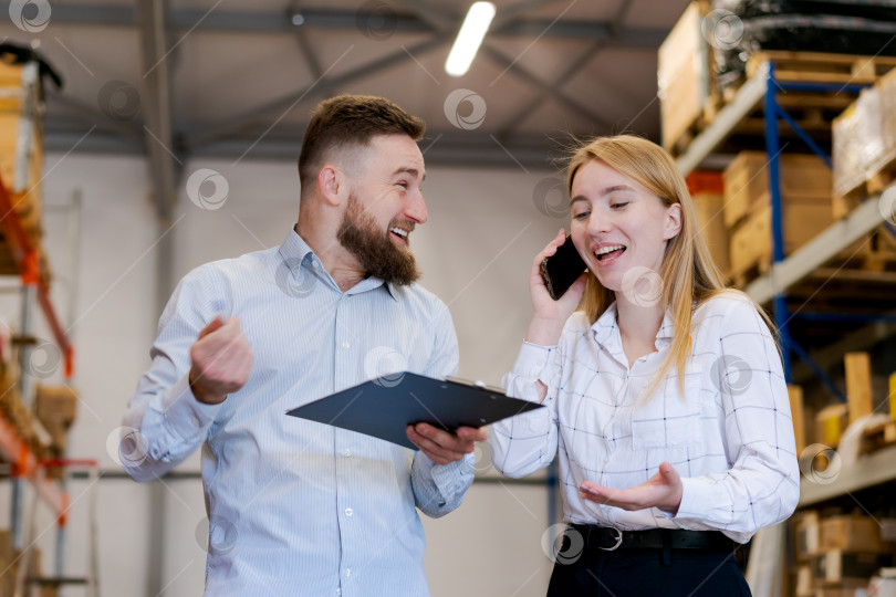 Скачать Веселые менеджеры по логистике празднуют успех или хорошие новости на складе фотосток Ozero