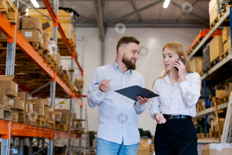 Скачать Начальники складов обсуждают логистические операции с помощью телефона и буфера обмена фотосток Ozero