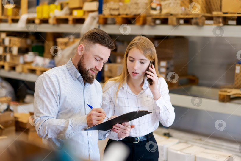 Скачать Менеджеры склада Координируют отгрузки и составляют отчеты о запасах фотосток Ozero