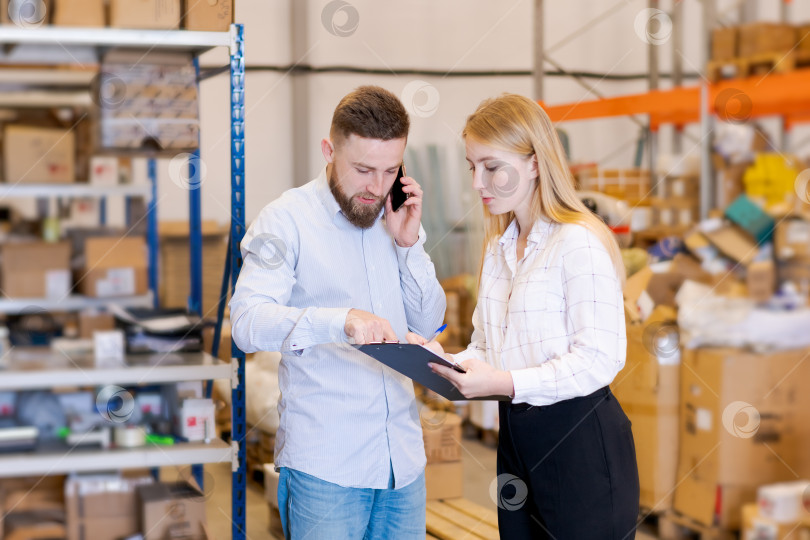 Скачать Менеджеры по логистике проводят аудит запасов и пишут заметки в Распределительном центре фотосток Ozero