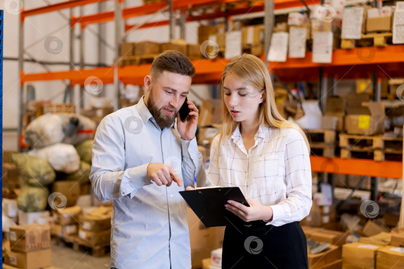 Скачать Контролеры склада Управляют отгрузками и инвентаризационными записями с помощью смартфона фотосток Ozero