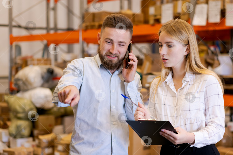 Скачать Супервайзеры склада, координирующие логистику с помощью смартфона и инвентарного списка фотосток Ozero