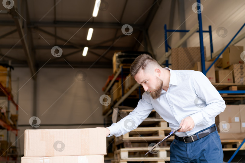 Скачать Инспектор склада Осматривает грузовые ящики и проверяет детали отгрузки фотосток Ozero