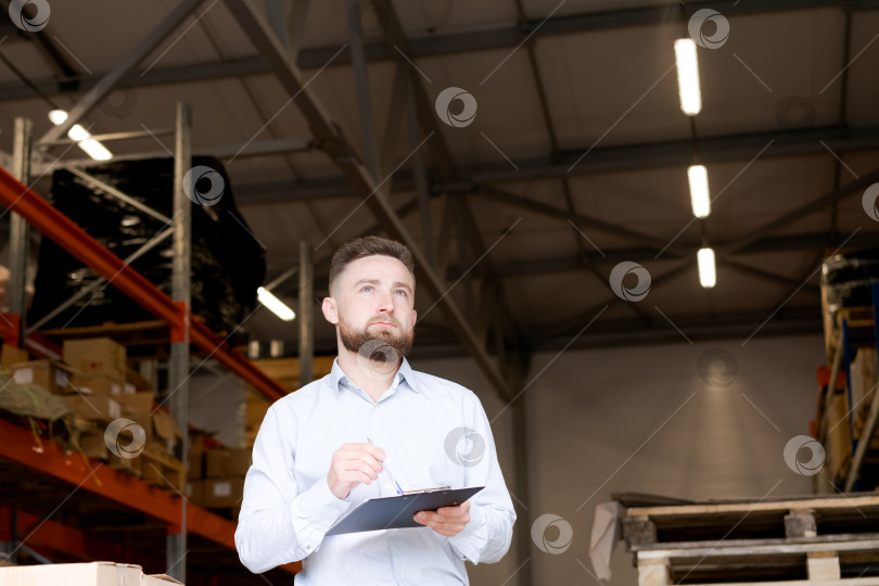 Скачать Менеджер склада, владеющий планшетом обмена и планирующий логистическую стратегию фотосток Ozero