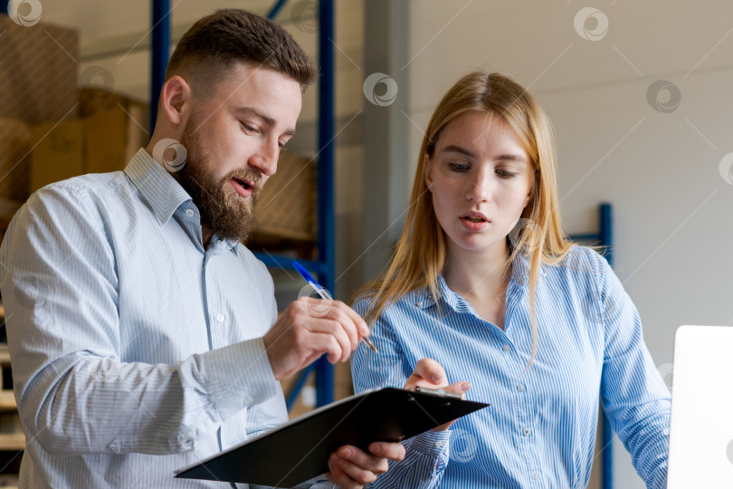 Скачать Менеджеры склада обсуждают данные о запасах на ноутбуке и в буфере обмена фотосток Ozero