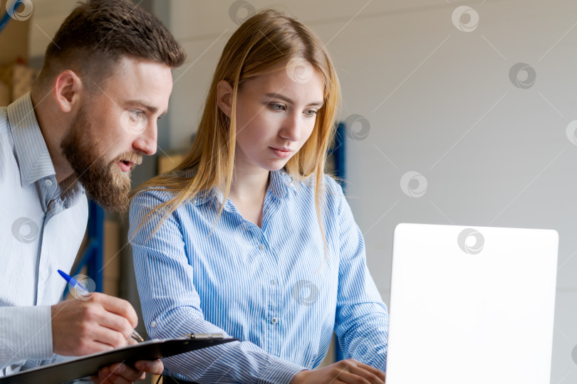 Скачать Менеджеры склада работают с ноутбуком и буфером обмена за проверкой запасов крупным планом фотосток Ozero